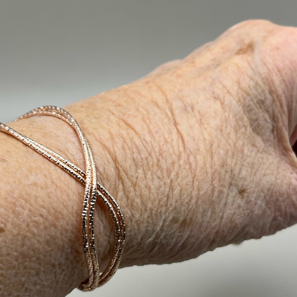 Elegant Rose Gold Women's Bracelet - Picture 3 of 4